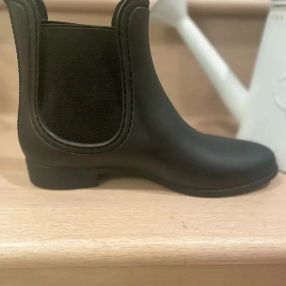 - JEFFREY CAMPBELL SHOES CLOUDY WATERPROOF CHELSEA RAIN BOOTS MATTE  BLACK 6 - Picture 8 of 9